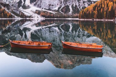 Lago di Braies Pragser Wildsee Drone İtalyan Hava Yolları Tekneleri ve Yansıması. Yüksek kalite fotoğraf