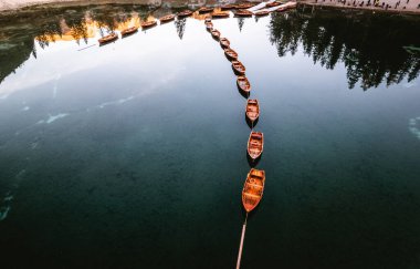 Lago di Braies Pragser Wildsee Drone İtalyan Hava Yolları Tekneleri ve Yansıması. Yüksek kalite fotoğraf
