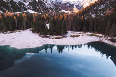 Lago di Braies Pragser Wildsee Drone İtalyan Hava Yolları Tekneleri ve Yansıması. Yüksek kalite fotoğraf