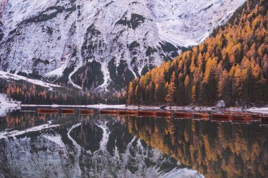 Lago di Braies Pragser Wildsee Drone İtalyan Hava Yolları Tekneleri ve Yansıması. Yüksek kalite fotoğraf