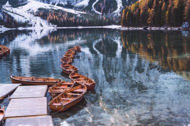 Lago di Braies Pragser Wildsee Drone İtalyan Hava Yolları Tekneleri ve Yansıması. Yüksek kalite fotoğraf