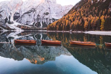 Lago di Braies Pragser Wildsee Drone İtalyan Hava Yolları Tekneleri ve Yansıması. Yüksek kalite fotoğraf