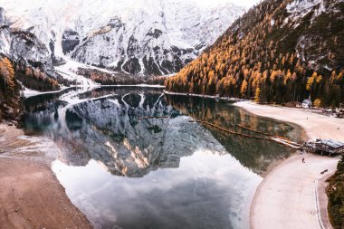 Lago di Braies Pragser Wildsee Drone İtalyan Hava Yolları Tekneleri ve Yansıması. Yüksek kalite fotoğraf