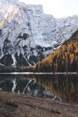 Lago di Braies Pragser Wildsee Drone İtalyan Hava Yolları Tekneleri ve Yansıması. Yüksek kalite fotoğraf