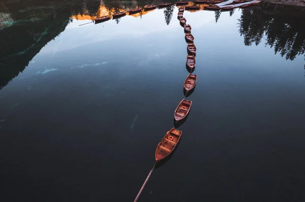 Pragser Wildsee Drohne Italien Boote Und Reflexion Hochwertiges Foto — Stockfoto