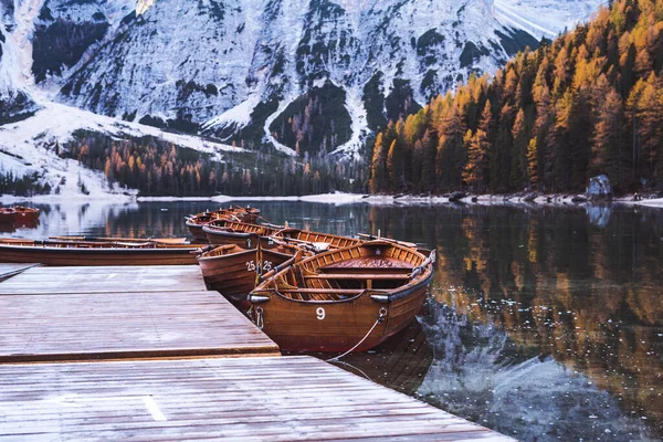 Lago di Braies Pragser Wildsee Drone İtalyan Hava Yolları Tekneleri ve Yansıması. Yüksek kalite fotoğraf