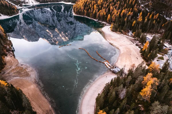 Lago Braies Pragser Wildsee Drone Talyan Hava Yolları Tekneleri Yansıması — Stok fotoğraf