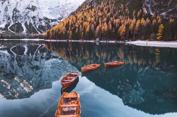 Lago di Braies Pragser Wildsee Drone İtalyan Hava Yolları Tekneleri ve Yansıması. Yüksek kalite fotoğraf