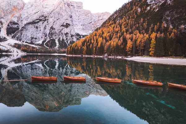 Lago di Braies Pragser Wildsee Drone İtalyan Hava Yolları Tekneleri ve Yansıması. Yüksek kalite fotoğraf