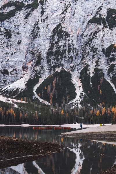 Lago di Braies Pragser Wildsee Drone İtalyan Hava Yolları Tekneleri ve Yansıması. Yüksek kalite fotoğraf