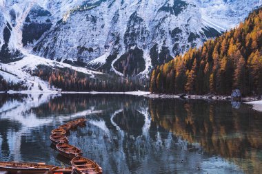 Lago di Braies Pragser Wildsee Drone İtalyan Hava Yolları Tekneleri ve Yansıması. Yüksek kalite fotoğraf