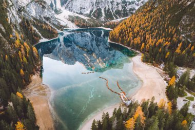 Lago di Braies Pragser Wildsee Drone İtalyan Hava Yolları Tekneleri ve Yansıması. Yüksek kalite fotoğraf