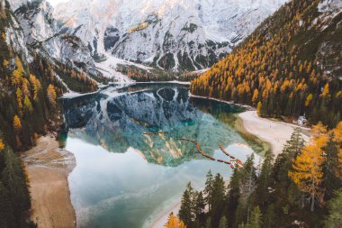 Lago di Braies Pragser Wildsee Drone İtalyan Hava Yolları Tekneleri ve Yansıması. Yüksek kalite fotoğraf