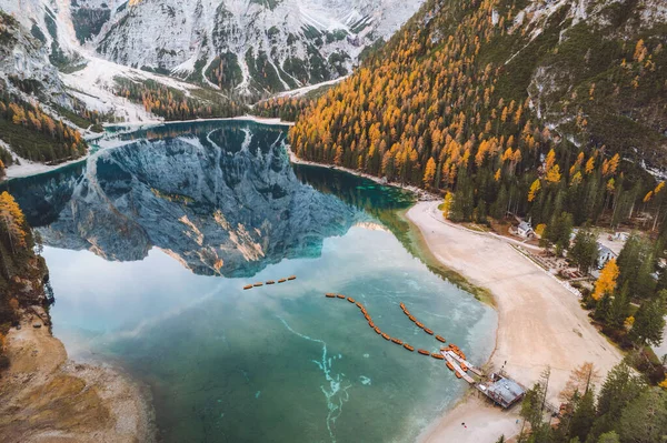 Lago Braies Pragser Wildsee Drone Aerial Italy Boats Reflection 高质量的照片 — 图库照片