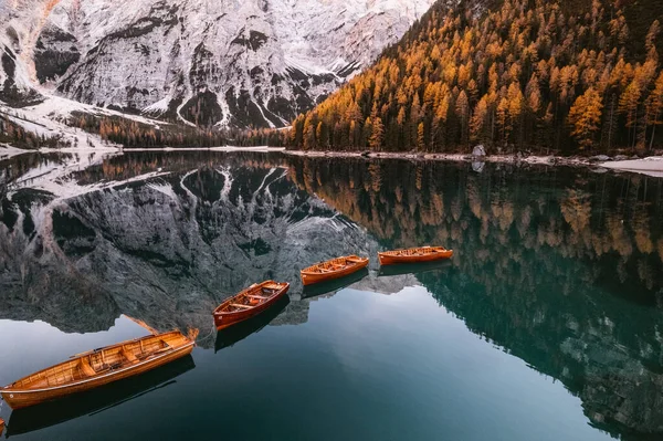 Lago Braies Pragser Wildsee Drone Aeronaves Itália Barcos Reflexão Foto — Fotografia de Stock