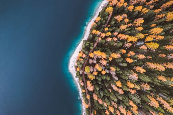 Lago di Braies Pragser Wildsee Drone İtalyan Hava Yolları Tekneleri ve Yansıması. Yüksek kalite fotoğraf