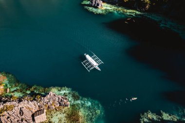 Filipinler koronuyla ikiz göl turkuvaz sularının hava görüntüsü. Yüksek kalite fotoğraf