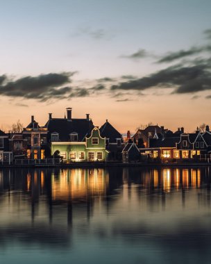 Hollanda 'da, Amsterdam Sunset' te Zaanse Schans 'ın Yel Değirmenleri ve Evleri. Yüksek kalite fotoğraf
