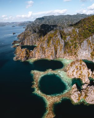 Filipinler koronuyla ikiz göl turkuvaz sularının hava görüntüsü. Yüksek kalite fotoğraf