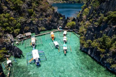 Filipinler koronuyla ikiz göl turkuvaz sularının hava görüntüsü. Yüksek kalite fotoğraf