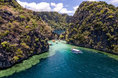 Filipinler koronuyla ikiz göl turkuvaz sularının hava görüntüsü. Yüksek kalite fotoğraf