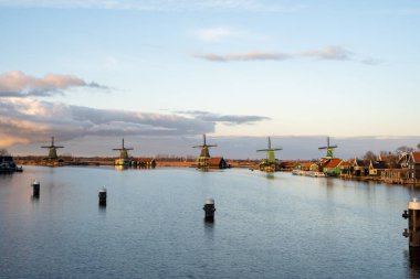 Hollanda 'da, Amsterdam Sunset' te Zaanse Schans 'ın Yel Değirmenleri ve Evleri. Yüksek kalite fotoğraf