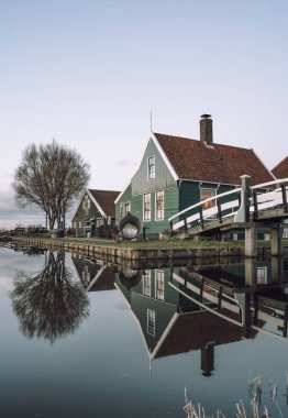 Hollanda 'da, Amsterdam Sunset' te Zaanse Schans 'ın Yel Değirmenleri ve Evleri. Yüksek kalite fotoğraf