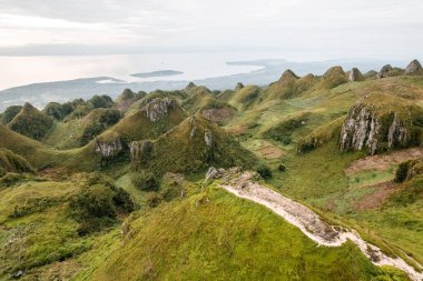 Osmena Tepesi 'nin insansız hava aracı görüntüsü Cebu Filipinler' in okyanus manzarası. Yüksek kaliteli FullHD görüntüler
