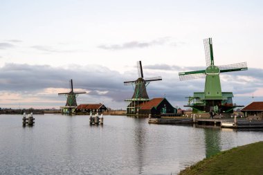 Hollanda 'da, Amsterdam Sunset' te Zaanse Schans 'ın Yel Değirmenleri ve Evleri. Yüksek kalite fotoğraf