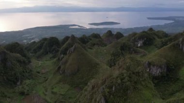 Osmena Tepesi 'nin insansız hava aracı görüntüsü Cebu Filipinler' in okyanus manzarası. Yüksek kaliteli FullHD görüntüler