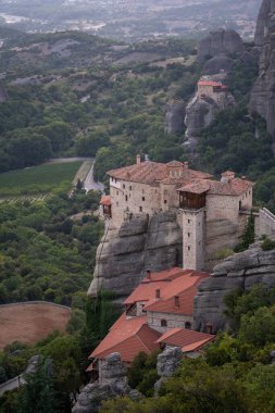 Günbatımında Meteora vadisi ve tarihi kanyonu, Kalambaka, Yunanistan, gölgeler, çarpık yol, köprü ve dağların nefes kesen manzarası.
