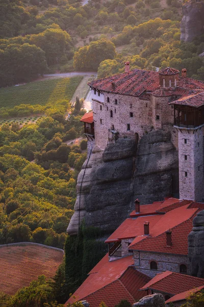 Günbatımında Meteora vadisi ve tarihi kanyonu, Kalambaka, Yunanistan, gölgeler, çarpık yol, köprü ve dağların nefes kesen manzarası.