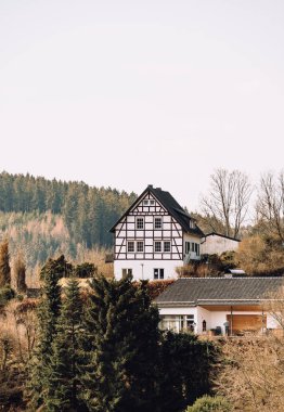 Almanya, Monschau 'daki geleneksel ortaçağ yarım keresteli evler. Yüksek kalite fotoğraf