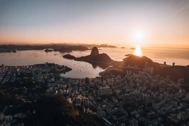 Brezilya 'nın Rio de Janeiro şehrinde güneş doğarken İsa Mesih Cristo Redentor' un hava görüntüsü. Yüksek kalite fotoğraf