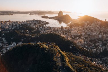 Brezilya 'nın Rio de Janeiro şehrinde güneş doğarken İsa Mesih Cristo Redentor' un hava görüntüsü. Yüksek kalite fotoğraf