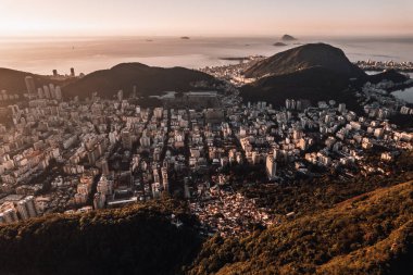 Santa Marta Favela, Botafogo, Copacabana ve Rio de Janeiro Brezilya 'daki Cemiterio Sao Joao Batista' nın yukarıdan görünüşü. Yüksek kalite fotoğraf
