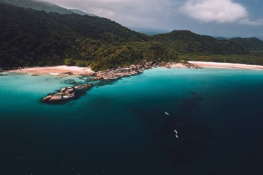 Büyük ada Ilha Grande Abraao plajı Angra dos Reis, Rio de Janeiro, Brezilya. San Antonio Sahili Praia San Antonio Lopes Mendes Plajı. 