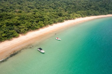 Büyük ada Ilha Grande Abraao plajı Angra dos Reis, Rio de Janeiro, Brezilya. Yüksek kaliteli tropikal plaj iklimi, güzel hava dronu fotoğrafı.