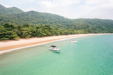 Büyük ada Ilha Grande Abraao plajı Angra dos Reis, Rio de Janeiro, Brezilya. Yüksek kaliteli tropikal plaj iklimi, güzel hava dronu fotoğrafı.