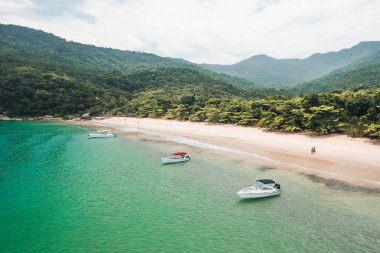 Büyük ada Ilha Grande Abraao plajı Angra dos Reis, Rio de Janeiro, Brezilya. Yüksek kaliteli tropikal plaj iklimi, güzel hava dronu fotoğrafı.