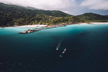 Büyük ada Ilha Grande Abraao plajı Angra dos Reis, Rio de Janeiro, Brezilya. San Antonio Sahili Praia San Antonio Lopes Mendes Plajı. 