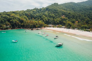 Büyük ada Ilha Grande aventureiro plajı Angra dos Reis, Rio de Janeiro, Brezilya. Yüksek kalite fotoğraf. Full Island turu Drone hava görüntüsü