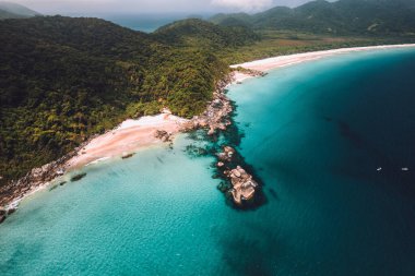 Büyük ada Ilha Grande Abraao plajı Angra dos Reis, Rio de Janeiro, Brezilya. San Antonio Sahili Praia San Antonio Lopes Mendes Plajı. 