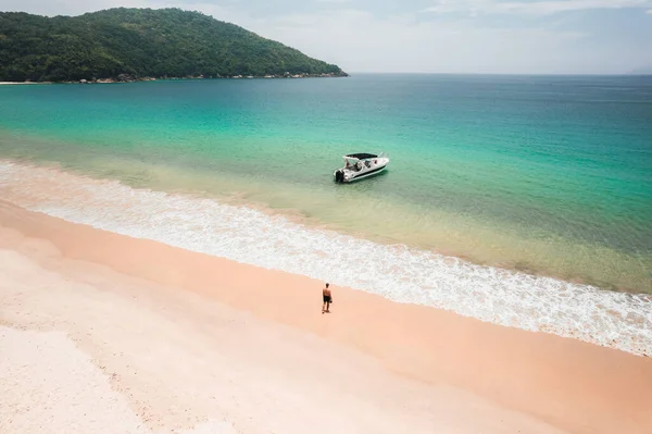 Büyük ada Ilha Grande Abraao plajı Angra dos Reis, Rio de Janeiro, Brezilya. Yüksek kaliteli tropikal plaj iklimi, güzel hava dronu fotoğrafı.