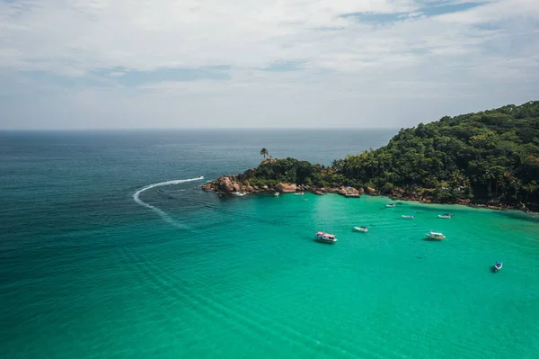 Büyük ada Ilha Grande aventureiro plajı Angra dos Reis, Rio de Janeiro, Brezilya. Yüksek kalite fotoğraf. Full Island turu Drone hava görüntüsü