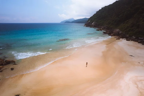 Büyük ada Ilha Grande Abraao plajı Angra dos Reis, Rio de Janeiro, Brezilya. San Antonio Sahili Praia San Antonio Lopes Mendes Plajı. 