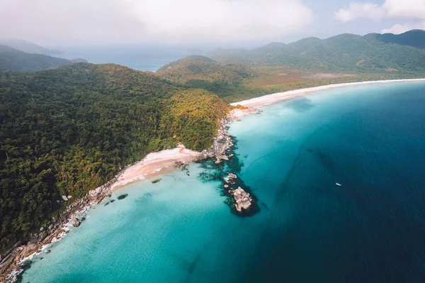 Büyük ada Ilha Grande Abraao plajı Angra dos Reis, Rio de Janeiro, Brezilya. San Antonio Sahili Praia San Antonio Lopes Mendes Plajı. 