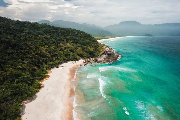 Büyük ada Ilha Grande aventureiro plajı Angra dos Reis, Rio de Janeiro, Brezilya. Yüksek kalite fotoğraf. Full Island turu Drone hava görüntüsü