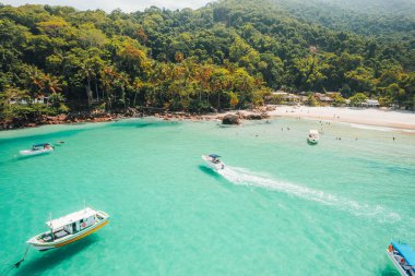 Büyük ada Ilha Grande aventureiro plajı Angra dos Reis, Rio de Janeiro, Brezilya. Yüksek kalite fotoğraf. Full Island turu Drone hava görüntüsü