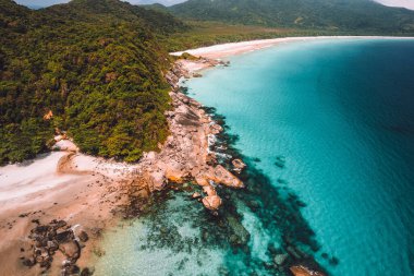 Büyük ada Ilha Grande Abraao plajı Angra dos Reis, Rio de Janeiro, Brezilya. San Antonio Sahili Praia San Antonio Lopes Mendes Plajı. 